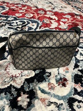 Vintage authentic Gucci crossbody messenger bag.